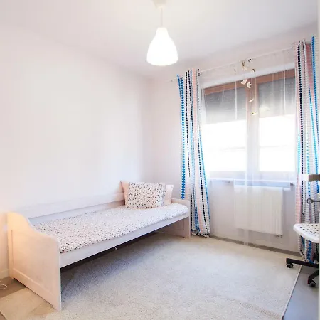 New & Cosy Near City Centre :) شقة